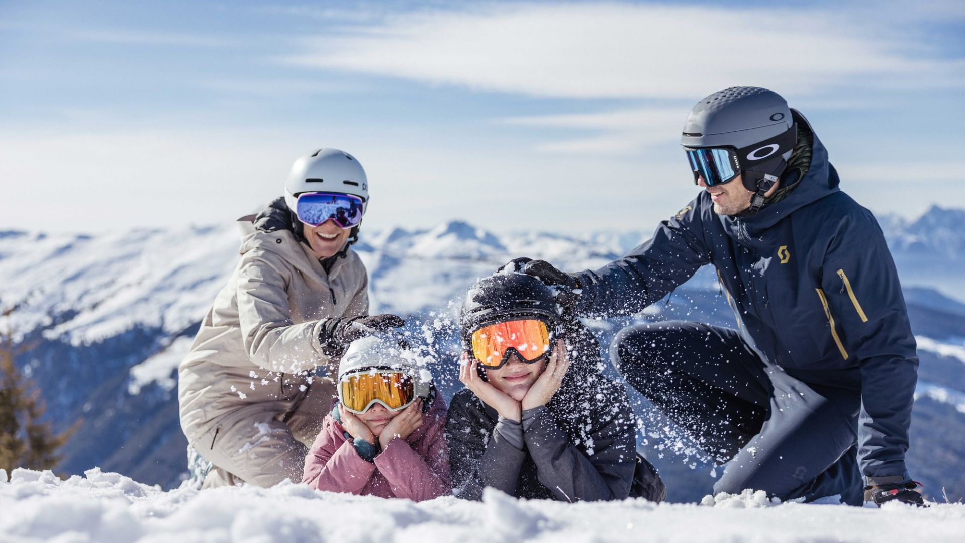 Familie hat Spaß im Schnee im Ski Juwel Alpbachtal Wildschönau
